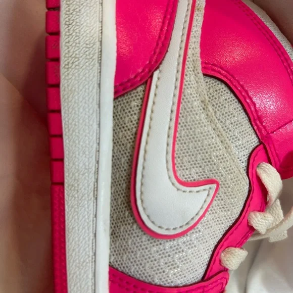 Air Jordan 1 Mid Hyper Pink-White shoes